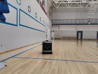 Уборка роботом в спортивном зале на паркете